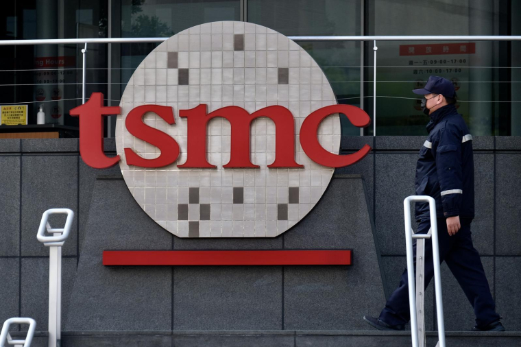 Les puces de TSMC sont employées dans de nombreux domaines, des smartphones aux voitures en passant par les missiles (illustration) ( AFP / SAM YEH )