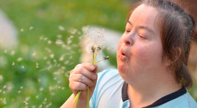 Vous pouvez aider votre enfant handicapé en souscrivant un contrat d'épargne handicap. (© Fotolia)