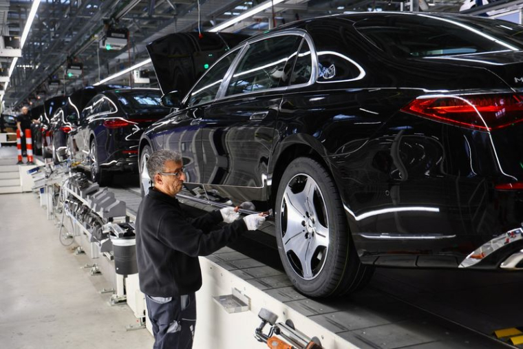 Un ouvrier travaille sur une ligne de production de l'usine 56 Mercedes-Benz à Sindelfingen