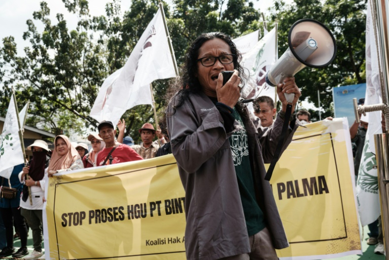 Le militant écologiste Pralensa, lors d'un rassemblement contre les projets de conversion des tourbières du village de Lebung Itam en une zone de concession d'entreprise pour les plantations, devant le bureau de l'agence foncière locale à Palembang, le 10 juin 2025 au sud de Sumatra, en Indonésie ( AFP / Yasuyoshi CHIBA )
