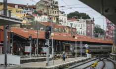 La gare ferroviaire de Santa Apolonia à Lisbonne où une grève perturbe fortement les transports le 11 décembre 2025  ( AFP / PATRICIA DE MELO MOREIRA )