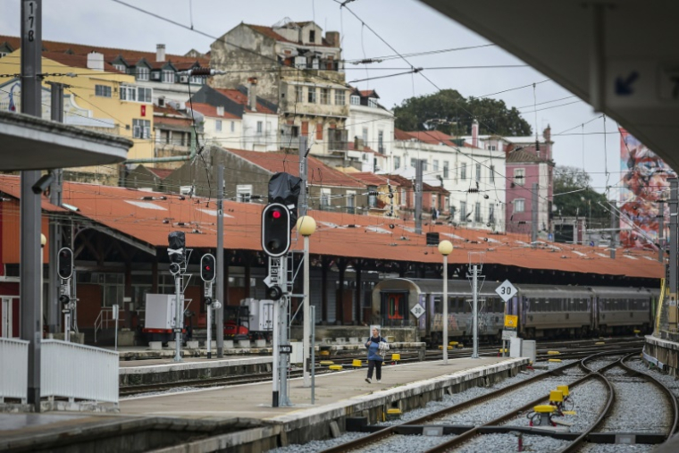 La gare ferroviaire de Santa Apolonia à Lisbonne où une grève perturbe fortement les transports le 11 décembre 2025  ( AFP / PATRICIA DE MELO MOREIRA )
