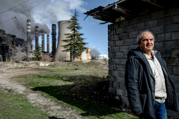 Mehmet Dalkanat, militant écologiste atteint de problèmes respiratoires chroniques, près de la centrale électrique au charbon d'Afsin-Elbistan, située dans le village voisin de Cogulhan, le 11 février 2026 en Turquie ( AFP / Ozan KOSE )