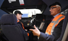 Photo d'archives de l'ancien ministre britannique des Finances George Osborne visitant l'usine Hitachi Rail Europe à Ashford, en Grande-Bretagne