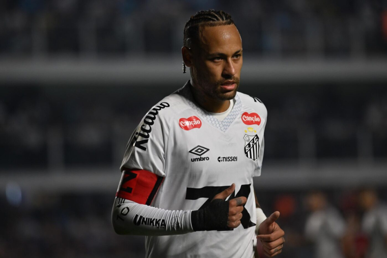 Neymar s’embrouille avec un supporter lors de la défaite de Santos