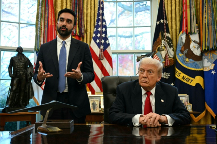 Le nouveau maire de New York Zohran Mamdani, à gauche, et à sa droite le président américain Donald Trump, le 21 novembre 2025, à Washington ( AFP / Jim WATSON )