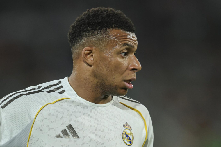 Le fou rire de Kylian Mbappé au moment de quitter le centre d'entraînement