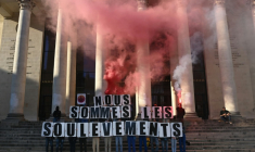 Une pancarte "Nous sommes les Soulèvements de la Terre" lors d'un rassemblement contre la décision du gouvernement de dissoudre le mouvement écologiste, à Nantes, le 19 avril 2023 ( AFP / Sebastien SALOM-GOMIS )