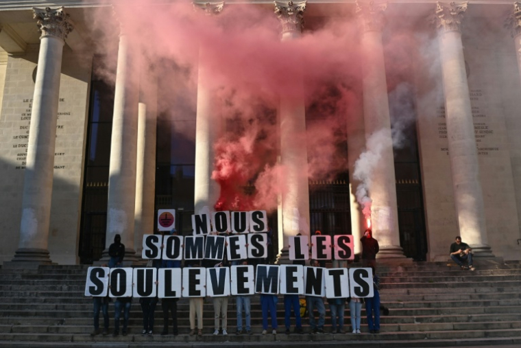 Une pancarte "Nous sommes les Soulèvements de la Terre" lors d'un rassemblement contre la décision du gouvernement de dissoudre le mouvement écologiste, à Nantes, le 19 avril 2023 ( AFP / Sebastien SALOM-GOMIS )