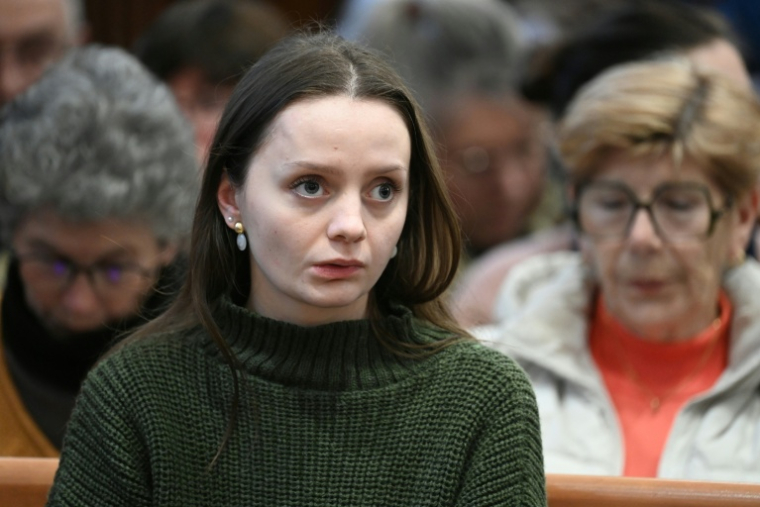 Chloé P. attend le début du procès de son ex-compagnon Marvin J. pour tentative de meurtre aggravé en 2022, devant les assises du Loir-et-Cher, le 15 janvier 2026 à Blois ( AFP / JEAN-FRANCOIS MONIER )