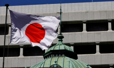Le drapeau du Japon sur le bâtiment de la Banque centrale à Tokyo