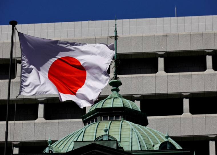 Le drapeau du Japon sur le bâtiment de la Banque centrale à Tokyo