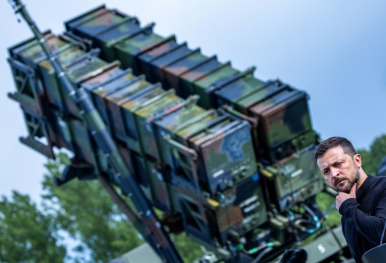 Le président ukrainien Volodymyr Zelensky devant une batterie de missiles antimissiles américaine Patriot, le 11 juin 2024 dans un camp d'entraînement militaire de la région du Mecklembourg-Poméranie-Occidentale, en Allemagne ( POOL / Jens Büttner )