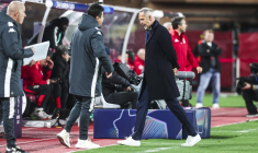 Adi Hütter ne comprend pas l'expulsion d'Al-Musrati contre Benfica