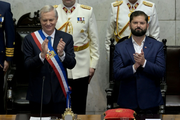 Le président chilien sortant Gabriel Boric (d) et le nouveau président José Antonio Kast lors de son investiture à Valparaison, le 11 mars 2026 ( AFP / RODRIGO ARANGUA )