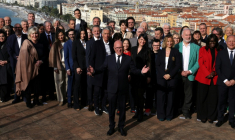 Le député niçois Éric Ciotti, président de l'UDR et candidat à l'élection municipale de mars à Nice, pose avec ses colistiers, le 22 février 2026 à Nice ( AFP / Valery HACHE )