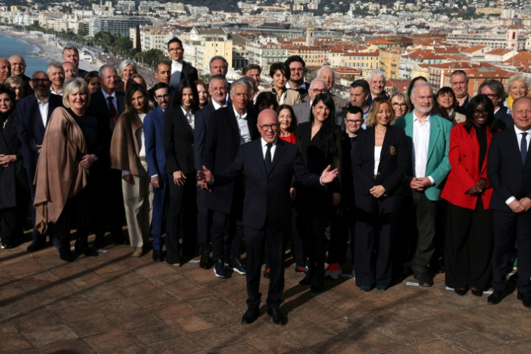 Le député niçois Éric Ciotti, président de l'UDR et candidat à l'élection municipale de mars à Nice, pose avec ses colistiers, le 22 février 2026 à Nice ( AFP / Valery HACHE )