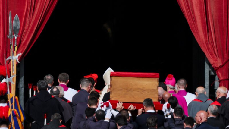Le cercueil du pape François est transféré dans la basilique Saint-Pierre