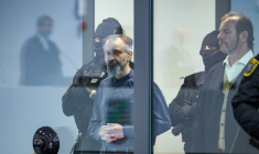 L'accusé saoudien Taleb Jawad al-Abdulmohsen (c) dans le box en verre pare-balle de la salle d'audience provisoire de Magdebourg, lors de son procès pour avoir foncé avec un SUV dans la foule d'un marché de Noël fin 2024, le 26 juin 2026 dans l'est de l'Allemagne ( AFP / Ronny HARTMANN )