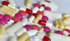 Tests pour identifier la périménopause, compléments alimentaires contre les bouffées de chaleur, testostérone pour booster la libido : face à l'insuffisance d'information ou d'accès aux soins, un marché lucratif s'est développé autour de la ménopause ( AFP / LOIC VENANCE )