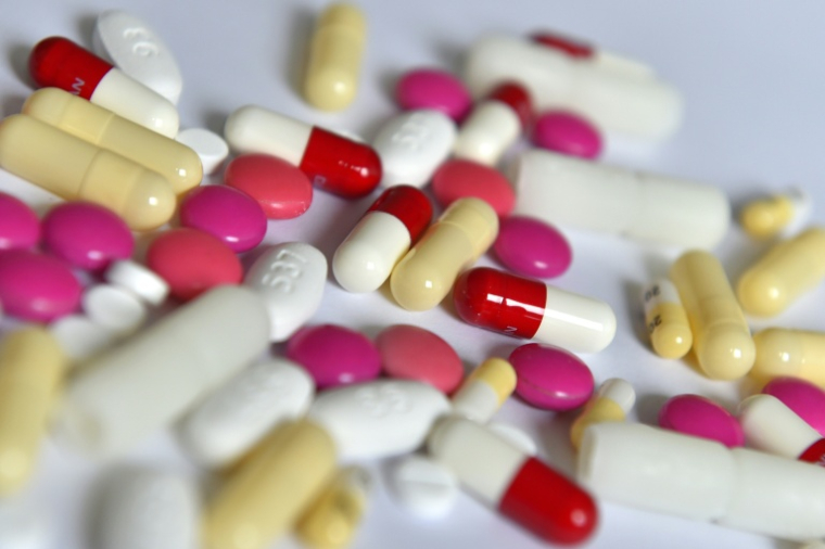 Tests pour identifier la périménopause, compléments alimentaires contre les bouffées de chaleur, testostérone pour booster la libido : face à l'insuffisance d'information ou d'accès aux soins, un marché lucratif s'est développé autour de la ménopause ( AFP / LOIC VENANCE )