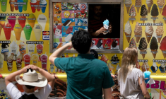 Des personnes devant un camion de vente de glaces lors d'une vague de chaleur à Washington, le 30 juin 2021 ( AFP / Brendan Smialowski )