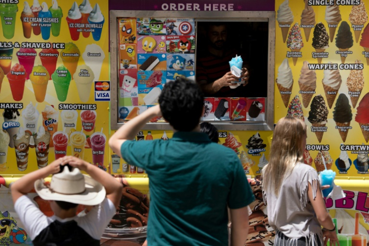 Des personnes devant un camion de vente de glaces lors d'une vague de chaleur à Washington, le 30 juin 2021 ( AFP / Brendan Smialowski )