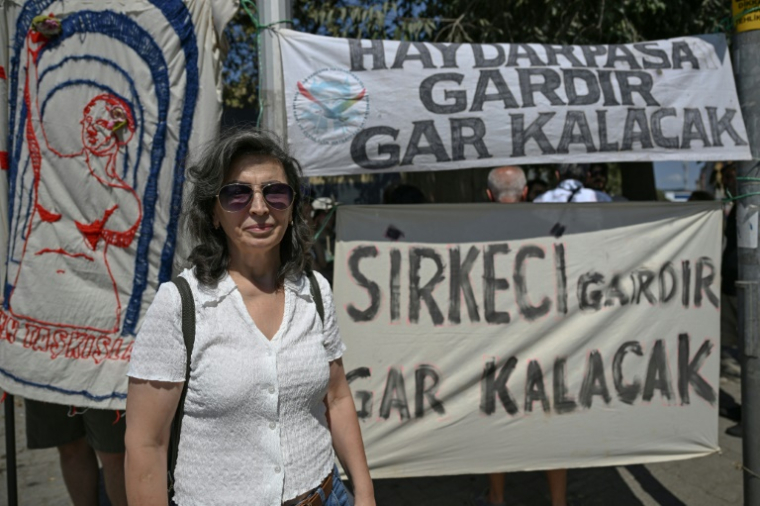 Senay Kartal, lors d'une manifestation contre le projet de transformation de la gare de Haydarpasa à Istanbul, le 24 août 2025 en Turquie ( AFP / Ozan KOSE )