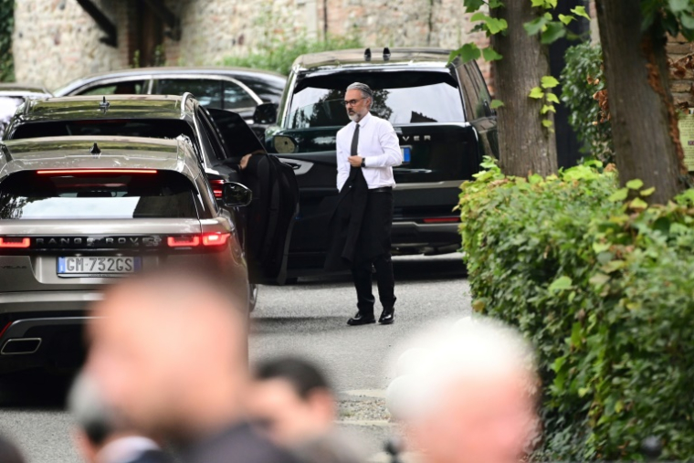 Andrea Camerana, le neveu du défunt couturier italien Giorgio Armani, arrive à l'église San Martino de Rivalta, au nord de Plaisance, pour les funérailles de son onclue, le 8 septembre 2025 en Italie ( AFP / Piero CRUCIATTI )