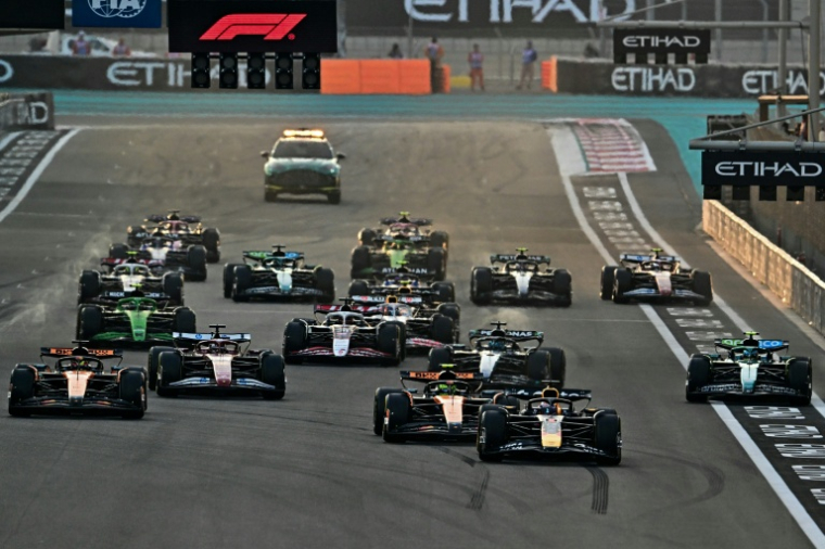 Max Verstappen en tête au départ du GP d'Abou Dhabi le 7 décembre 2025 ( AFP / Giuseppe CACACE )