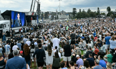 Des personnes assistent à la cérémonie en hommage aux victimes de la tuerie antisémite de Bondi Beach, à Sydney, le 21 décembre 2025 ( AFP / Saeed KHAN )