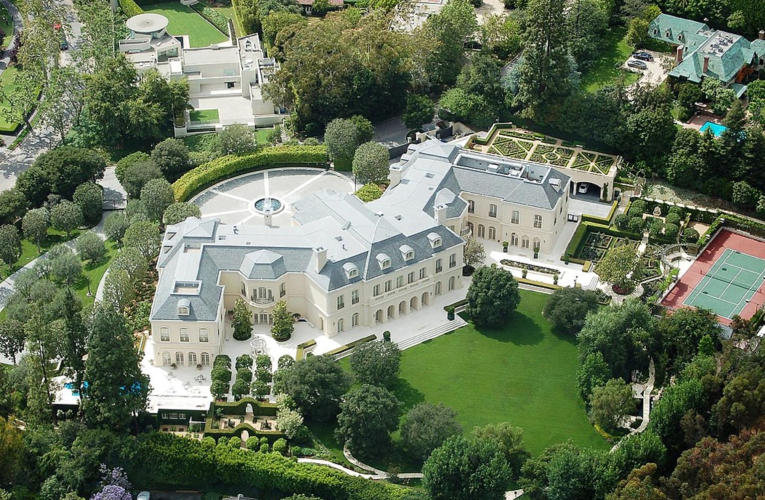 The Manor, situé à Beverly Hills vient d’être remis sur le marché! crédit photo : By Atwater Village Newbie