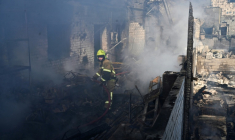 Un pompier sur les lieux d'un incendie après une attaque de missile et de drone dans la localité ukrainienne de Brovary, près de Kiev, le 14 mars 2026   ( AFP / Genya SAVILOV )