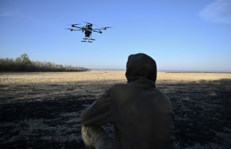 Un opérateur de drone ukrainien, en octobre 2024, dans la région de Donetsk (illustration) ( AFP / GENYA SAVILOV )