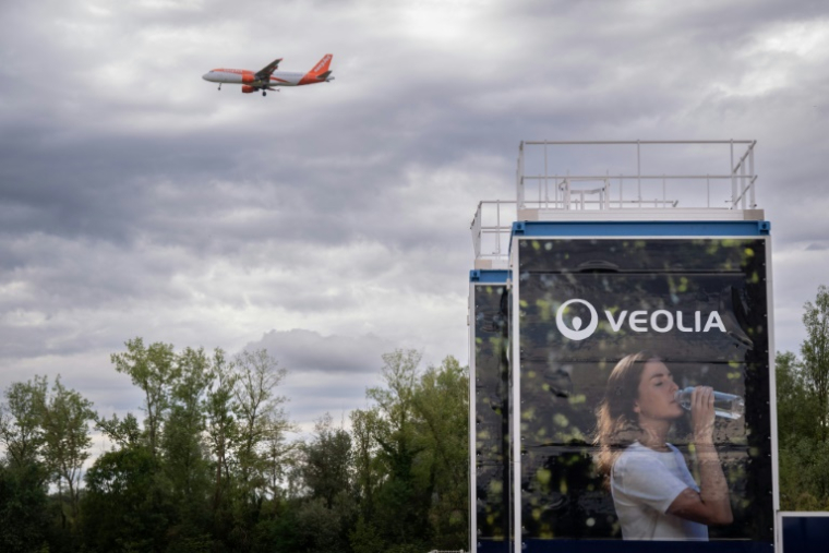 Une unité mobile de traitement de la pollution de l'eau par les PFAS, fournie par Veolia, à Bartenheim, le 4 septembre 2025 dans le Haut-Rhin ( AFP / SEBASTIEN BOZON )