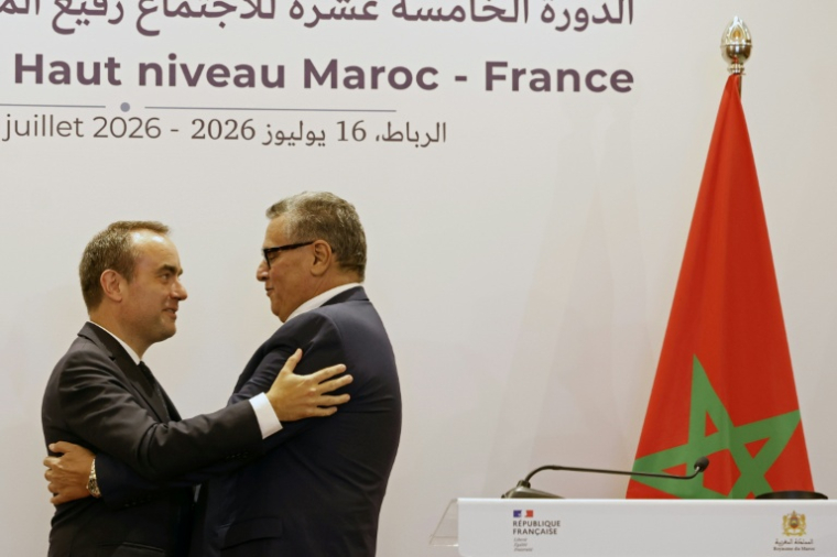 Le Premier ministre français Sébastien Lecornu (g) et son homologue marocain Aziz Akhannouch se donnent une accolade à l'issue d'une conférence de presse au ministère des Affaires étrangères à Rabat, le 16 juillet 2026 au Maroc ( AFP / Abdel Majid BZIOUAT )