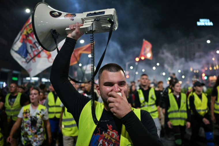 Le mouvement des étudiants dans le centre de Belgrade, le 21 octobre 2026, avant les élections législatives anticipées du 25 octobre en Serbie ( AFP / Andrej ISAKOVIC )