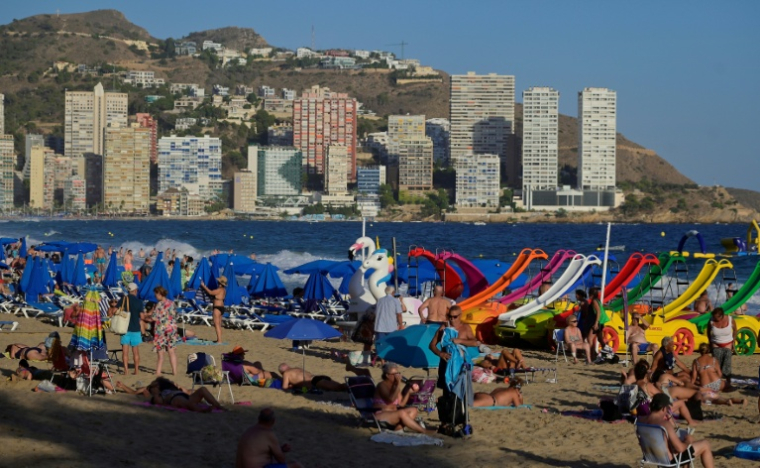 Des touristes sur la plage de Levante à Benidorm, au nord d'Alicante, en Espagne, le 10 septembre 2025  ( AFP / Jose Jordan )