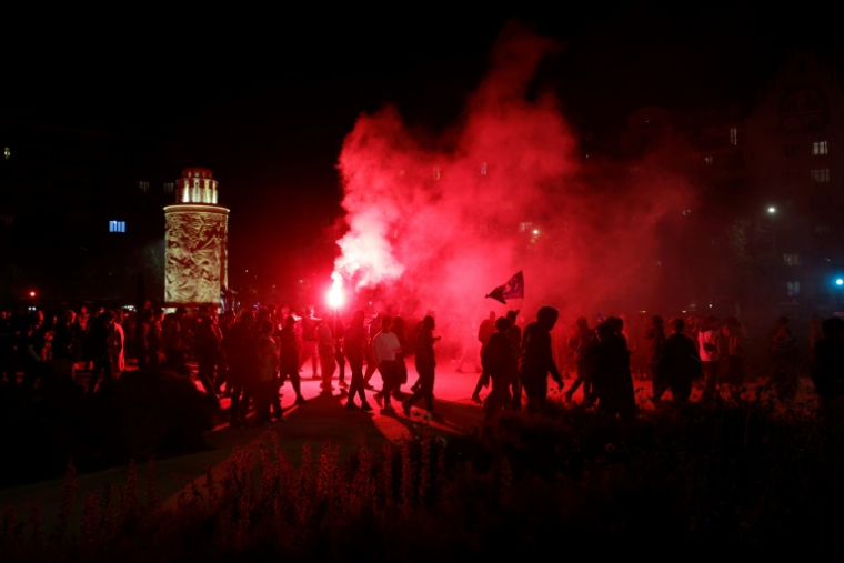 La joie des supporters parisiens après la qualification du PSG pour la finale de la Ligue des champions, le 7 mai 2025 à Paris ( AFP / GEOFFROY VAN DER HASSELT )