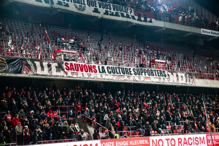 Sur les nerfs, des supporters du Standard pètent un boulon