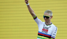 Le Slovène Tadej Pogacar, quadruple vainqueur du Tour de France, lors de la présentation des coureurs, le 2 juillet 2026 à Barcelone ( AFP / Anne-Christine POUJOULAT )