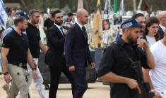 Jean-Noël Barrot à Re'im, en Israël, le 7 octobre 2024. ( AFP / AHMAD GHARABLI )