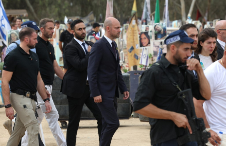 Jean-Noël Barrot à Re'im, en Israël, le 7 octobre 2024. ( AFP / AHMAD GHARABLI )