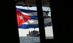 Un navire de la marine mexicaine prêt à porter assistance au bateau Maguro faisant partie du convoi "Nuestra America" d'aide humanitaire à destination de Cuba, le 21 mars 2026 en mer des Caraïbes ( AFP / YURI CORTEZ )