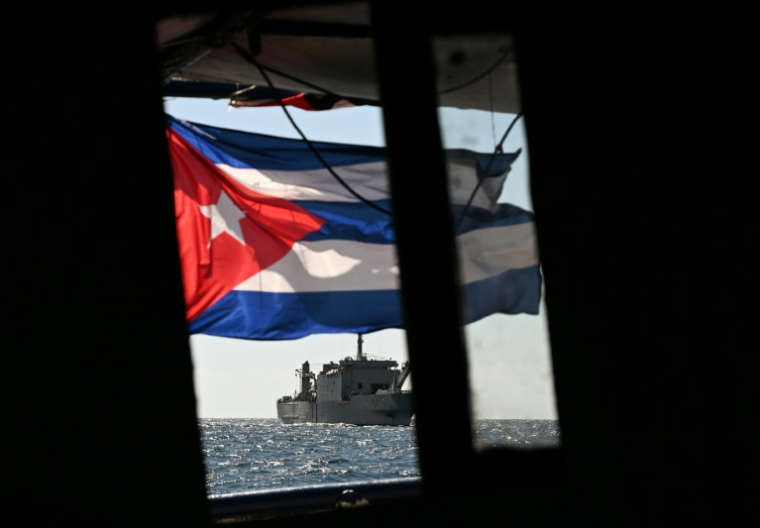 Un navire de la marine mexicaine prêt à porter assistance au bateau Maguro faisant partie du convoi "Nuestra America" d'aide humanitaire à destination de Cuba, le 21 mars 2026 en mer des Caraïbes ( AFP / YURI CORTEZ )