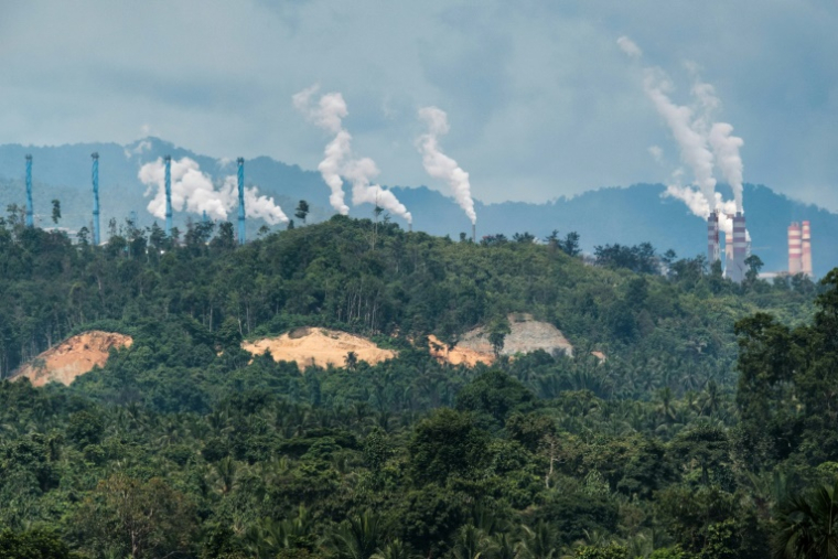 Les fumées du parc industriel de Weda Bay, centre de traitement et de fusion du nickel, sur l'île de Halmahera, dans le nord des Moluques, le 13 avril 2025 en Indonéside ( AFP / YASUYOSHI CHIBA )