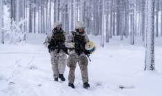 Des conscrits finlandais installant des mines à Kajaani, en Finlande, le 3 février 2026. ( AFP / ALESSANDRO RAMPAZZO )