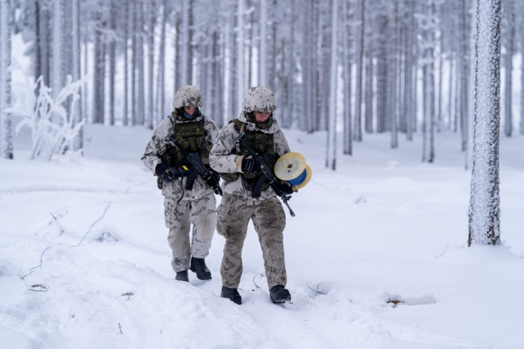 Des conscrits finlandais installant des mines à Kajaani, en Finlande, le 3 février 2026. ( AFP / ALESSANDRO RAMPAZZO )