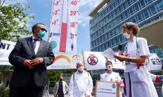 DES MÉDECINS MANIFESTENT DEVANT L'OMS POUR ALERTER SUR LE CLIMAT