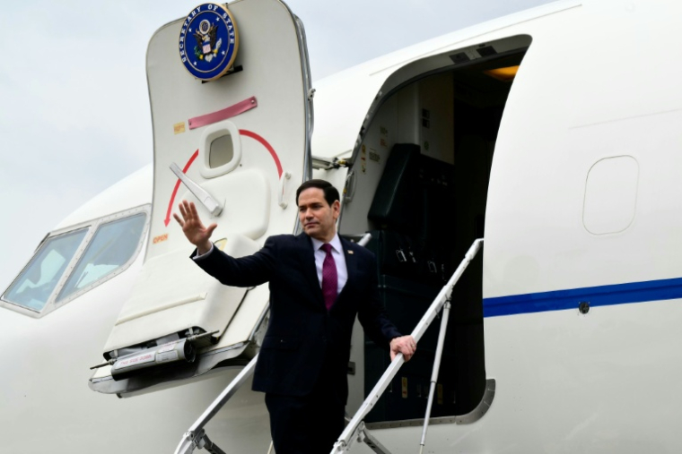 Le secrétaire d'État américain Marco Rubio monte dans son avion à l'issue d'une visite en Italie et au Vatican, à l'aéroport de Ciampino à Rome, le 8 mai 2026 ( POOL / Stefano RELLANDINI )